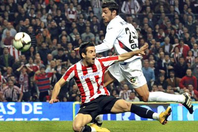 Miguel Torres se escapa de Susaeta, caído al suelo.