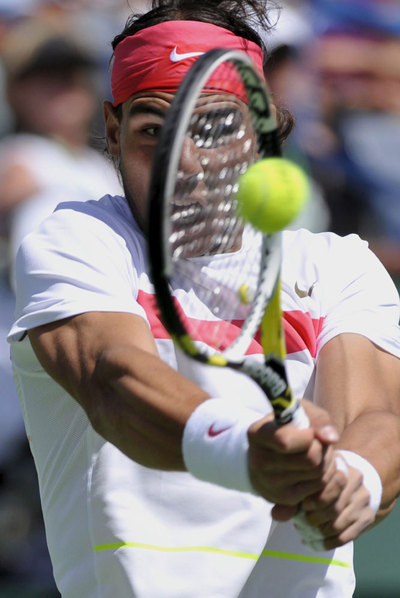 Rafael Nadal golpea un revés ayer contra el croata Ljubicic.