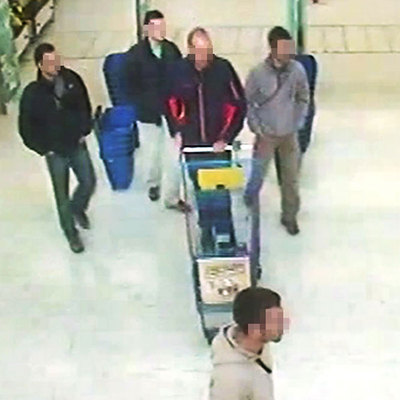 Imagen de los bomberos que Francia confundió con etarras.