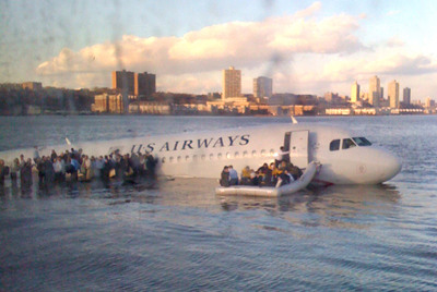 Primera imagen del avión en el río Hudson, que   colgó  en Twitter Janis Krums. A la izquierda, Justin Halpern (con gorra) y su padre (cazadora clara),  famosos en la red social.