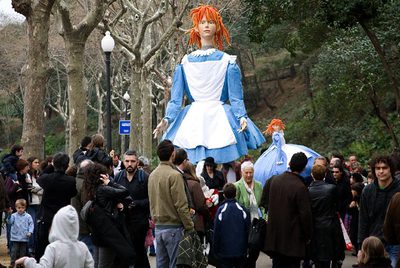 Pasacalles con marionetas gigantes de  Alicia,  ayer en Montjuïc.