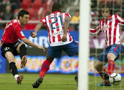 Aduriz dispara a puerta entre Perea y Valera.