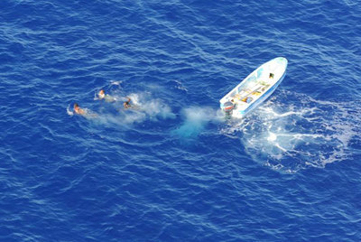 Varios piratas intentan escapar a nado de efectivos de Atalanta.