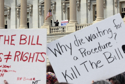 Carteles en los que se lee 