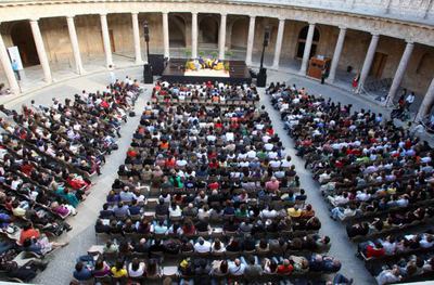 Diálogo de Joaquín Sabina y Luis García Montero, en el Hay Festival de Granada en 2008.