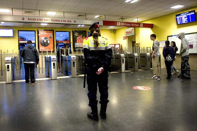 Jóvenes saltando las vías en la estación de Rodalies de Mataró
