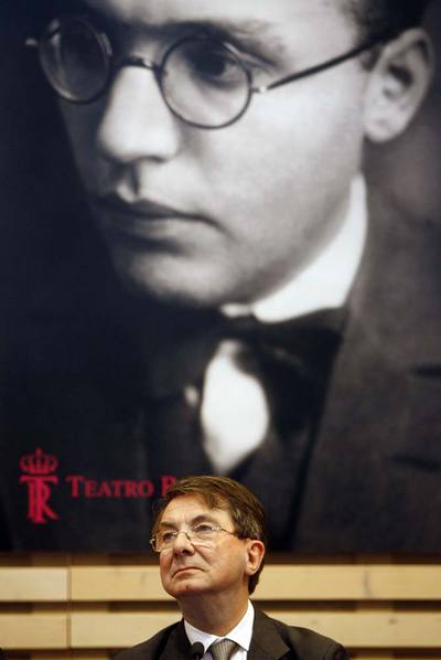 Gerard Mortier, bajo un retrato de Kurt Weill, en la presentación de la nueva temporada del Real.