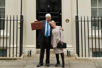 El ministro del Tesoro británico, Alistair Darling, y su esposa, Margaret, posan con el maletín que contiene los presupuestos.