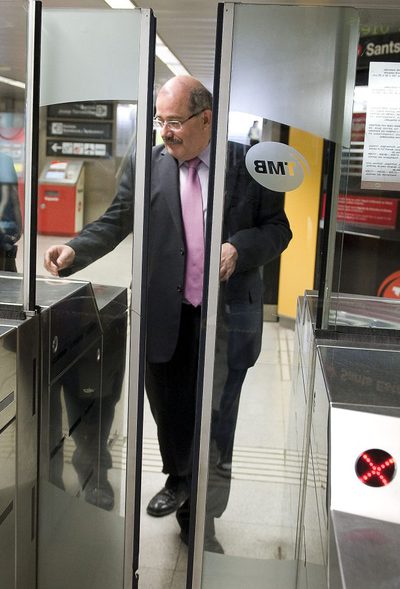 Manel Nadal utiliza una T-10 en el metro de Barcelona.