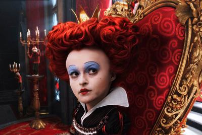 Helena Bonham Carter, como la Reina Roja en  Alicia en el País de las maravillas. 