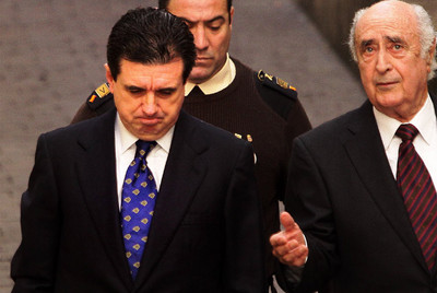 Jaume Matas (izquierda), a la entrada de los juzgados de Palma de Mallorca.