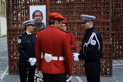  Ertzainas  y policías franceses, en el Parlamento vasco, ante el retrato del agente Nérin.