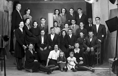 Retrato familiar tomado en el estudio de los hermanos Chao y expuesta ahora en  Telón de fondo .