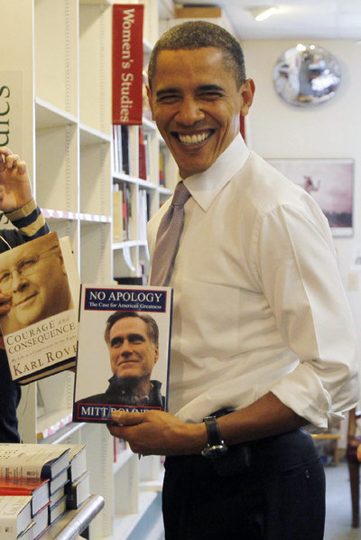 Obama posa en una librería de Iowa con las obras del ex candidato presidencial republicano Mitt Romney y el estratega de George Bush, Karl Rove.