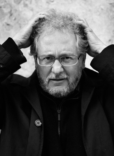 El escritor Héctor Abad Faciolince, que publica  Traiciones de la memoria  y  El amanecer de un marido,   durante su visita a Lisboa este mes. 