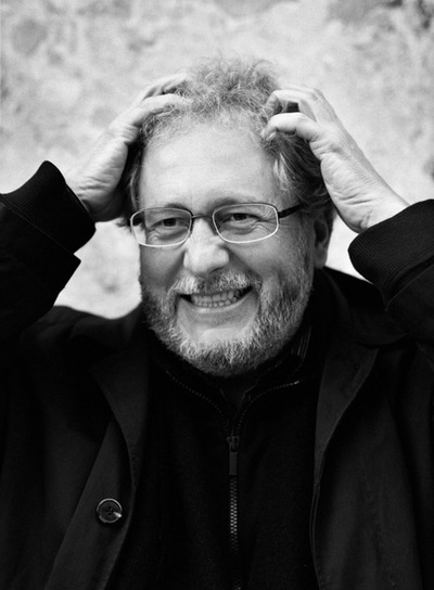 El escritor Héctor Abad Faciolince, que publica  Traiciones de la memoria  y  El amanecer de un marido,   durante su visita a Lisboa este mes. 