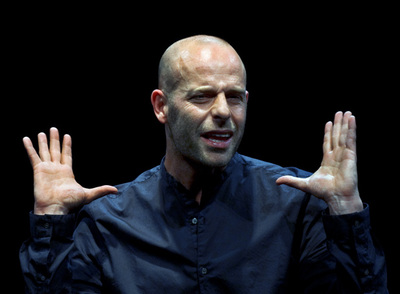 Eduard Farelo, en una escena de  La fiebre,  de Wallace Shawn, con dirección de Carlota Subirós, en el Lliure de Barcelona.