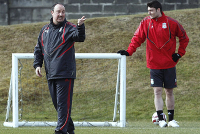 Riera observa las indicaciones de Rafa Benítez durante un entrenamiento.