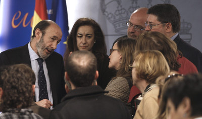 El ministro del Interior, Alfredo Pérez Rubalcaba, conversa con periodistas en La Moncloa tras la reunión del Consejo de Ministros.