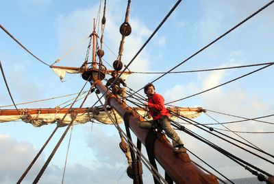 José Rivera, en primer término, y José Viñas, suben por el botalón del  Galeón Andalucía , el pasado miércoles cruzando el Estrecho.