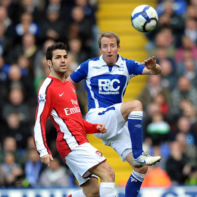 Cesc y Bowyer, del Birmingham, tratan de hacerse con el balón.