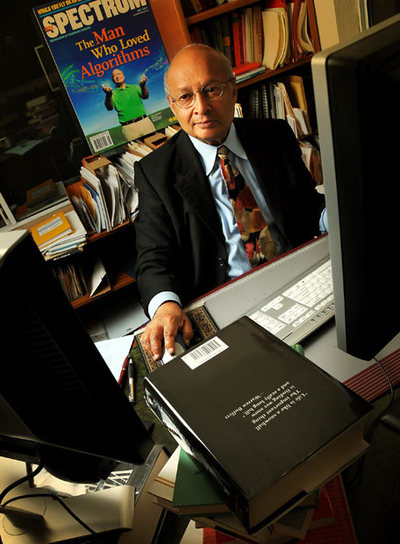 Thomas Kailath en su despacho de la Universidad de Stanford (California).