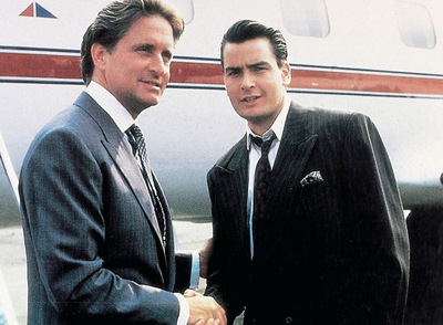 Los actores Michael Douglas y Charlie Sheen en un fotograma del filme 