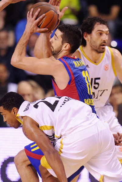 Navarro, entre Bullock y Garbajosa en el último clásico.