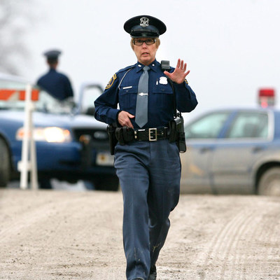 Una policía impide acceder al lugar de una de las detenciones, en Michigan.