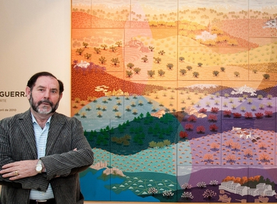 Evaristo Guerra posa ante uno de sus lienzos que se exhiben en el museo del Patrimonio Municipal de Málaga.