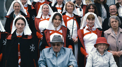 Elina Löwensohn (izquierda, en primera fila) y Sylvie Testud (abajo, a la derecha),  en una imagen de  Lourdes. 