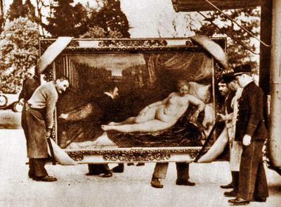 Una imagen del traslado del cuadro  Venus y la música , de Tiziano, en 1939.