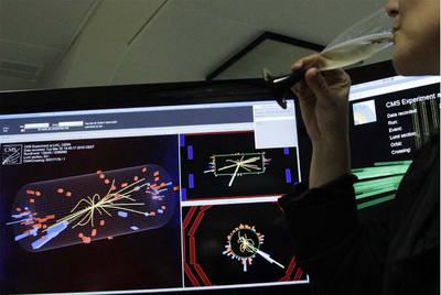 Los responsables del acelerador LHC brindaron ayer ante los registros de las primeras colisiones de partículas que vieron en las pantallas.