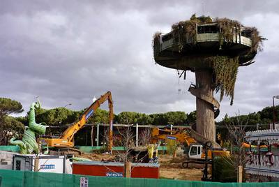 Demolición de la torre con mirador y restaurante con forma de platillo volante en el Parque de Atracciones.