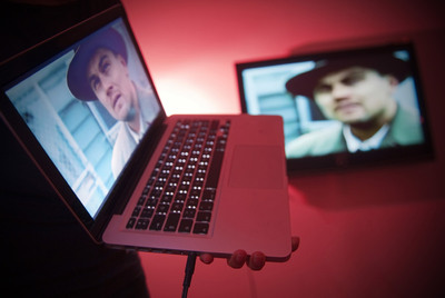 Un usuario de Internet muestra en su ordenador una copia pirata de  Shutter island,  cuyo lanzamiento en DVD aún no se ha producido.