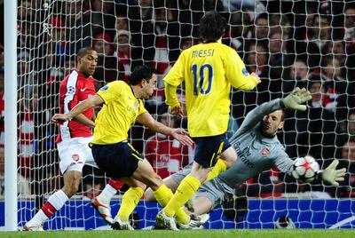 Almunia desvía un tiro de Xavi.