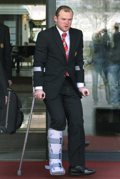 Rooney abandona Múnich con muletas y el pie derecho inmovilizado