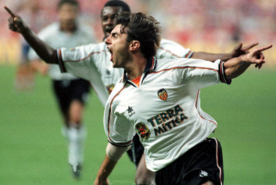  Piojo  López celebra un gol en la final de la Copa de 1999, ganada por el Valencia al Atlético.