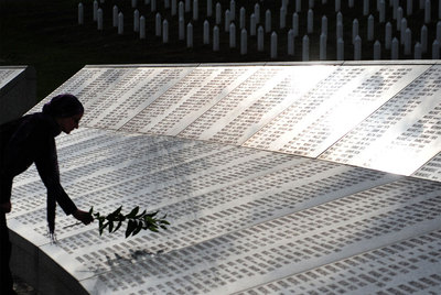 Una superviviente de Srebrenica, en el cementerio conmemorativo de Potocari, ubicado en la entrada de la localidad.
