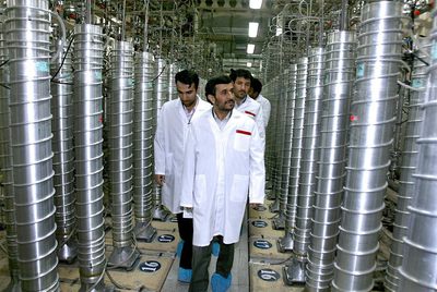 El presidente iraní, Mahmud Ahmadineyad, visita la planta de enriquecimiento de uranio de Natanz, en 2008.