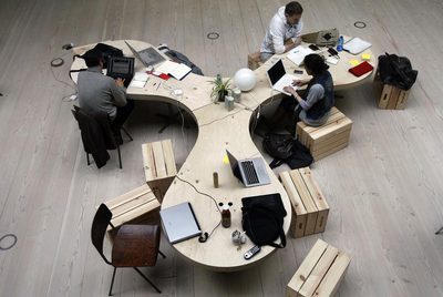 Arriba, el antiguo garaje que es sede de Hub Madrid.