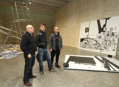 De izquierda a derecha: Txomin Badiola, Jon Mikel Euba y Sergio Prego, en una de las instalaciones del proyecto  Primer Proforma 2010,  en el MUSAC.