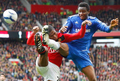 Valencia, a la izquierda, pelea por el balón contra John Obi Mikel, del Chelsea.