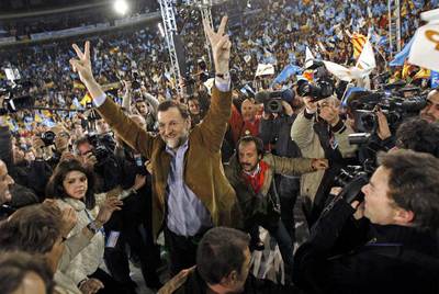Rajoy, en la plaza de toros de Valencia en marzo de 2008. Tras él, a la derecha, Álvaro Pérez,  El Bigotes,  cabecilla de la trama en esa comunidad.