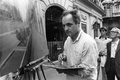 Antonio López, fotografiado al pintar uno de sus cuadros sobre la Gran Vía.