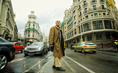 El pintor Antonio López posa en el lugar dónde pintó su cuadro de la Gran Vía.