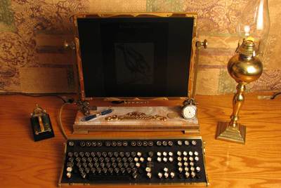 Un ordenador, reconvertido con la estética  steampunk. 
