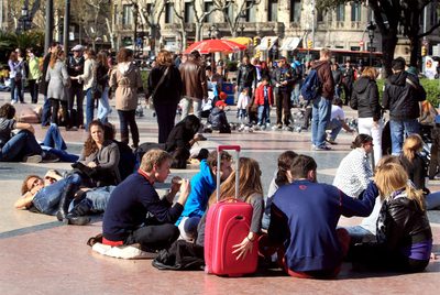 Los turistas se dan un respiro entre la lluvia y el granizo
