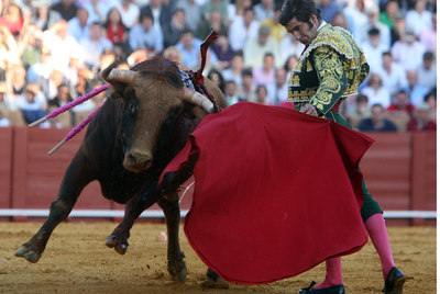 Morante de la Puebla en la lidia de su segundo toro, al que cortó una oreja.