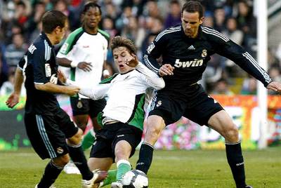 Canales intenta eludir a Van der Vaart y Metzelder.